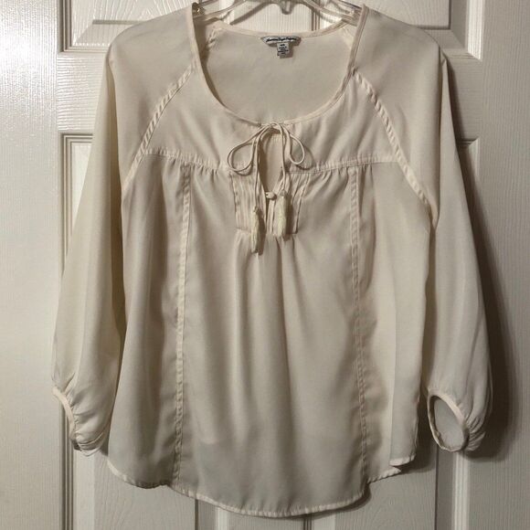 American Eagle Blouse Size Medium Cream Three Quarter Sleeves Split Back Design - Picture 3 of 11